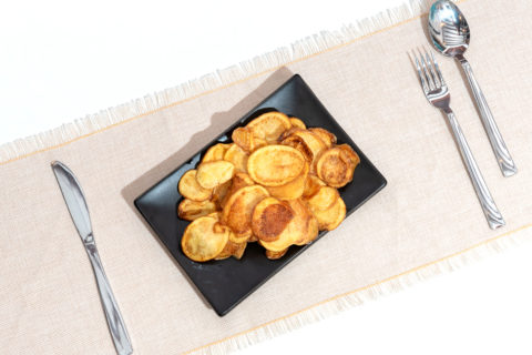 Chips di papate fresche fritte con buccia
